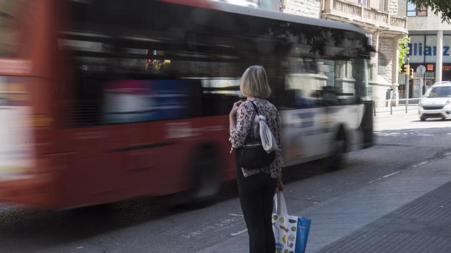 Un bus circulant per la Muralla del Carme, a Manresa |