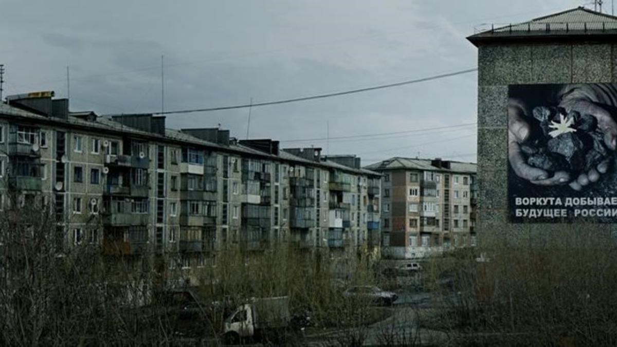 Panorámica de la ciudad con un cartel en el que se lee: &quot;Vorkutá produce el futuro de Rusia&quot;.