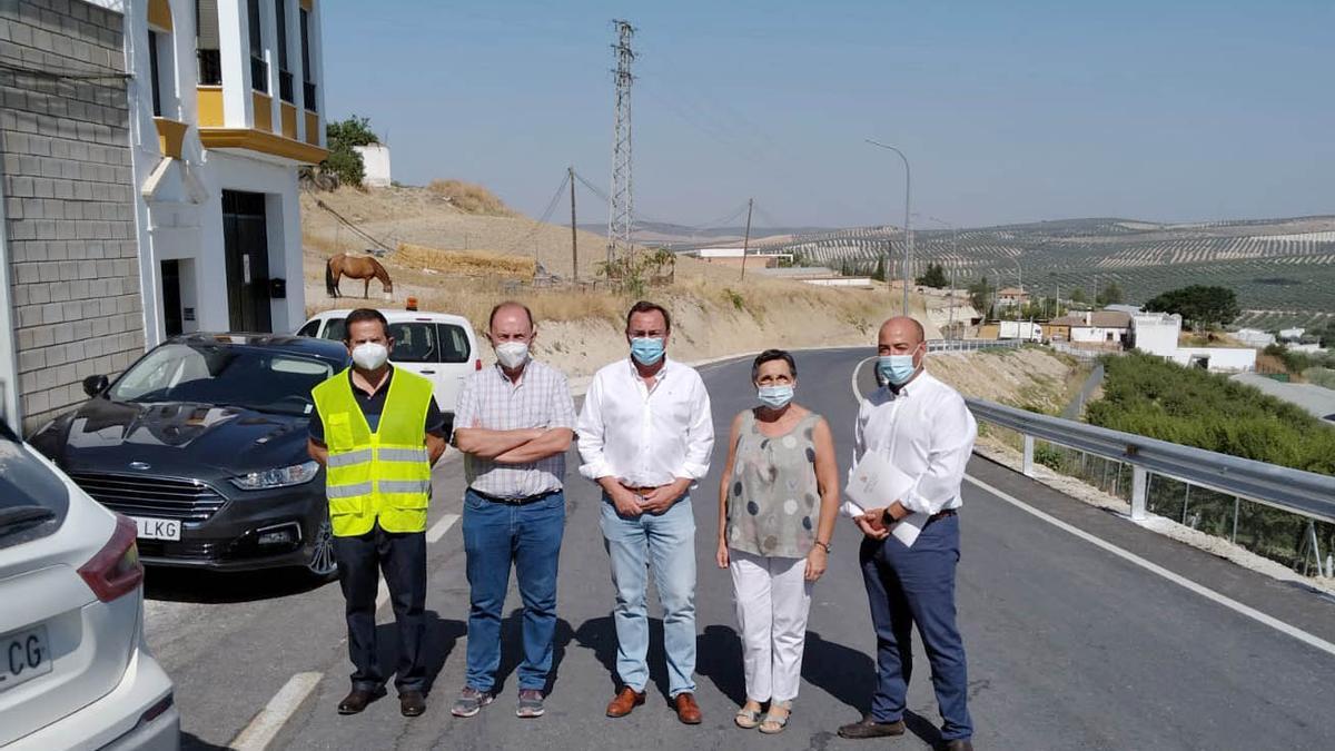 Francisco Palomares, junto a la alcaldesa de Aguilar, Carmen Flores, visitan los trabajos en la CO-5211