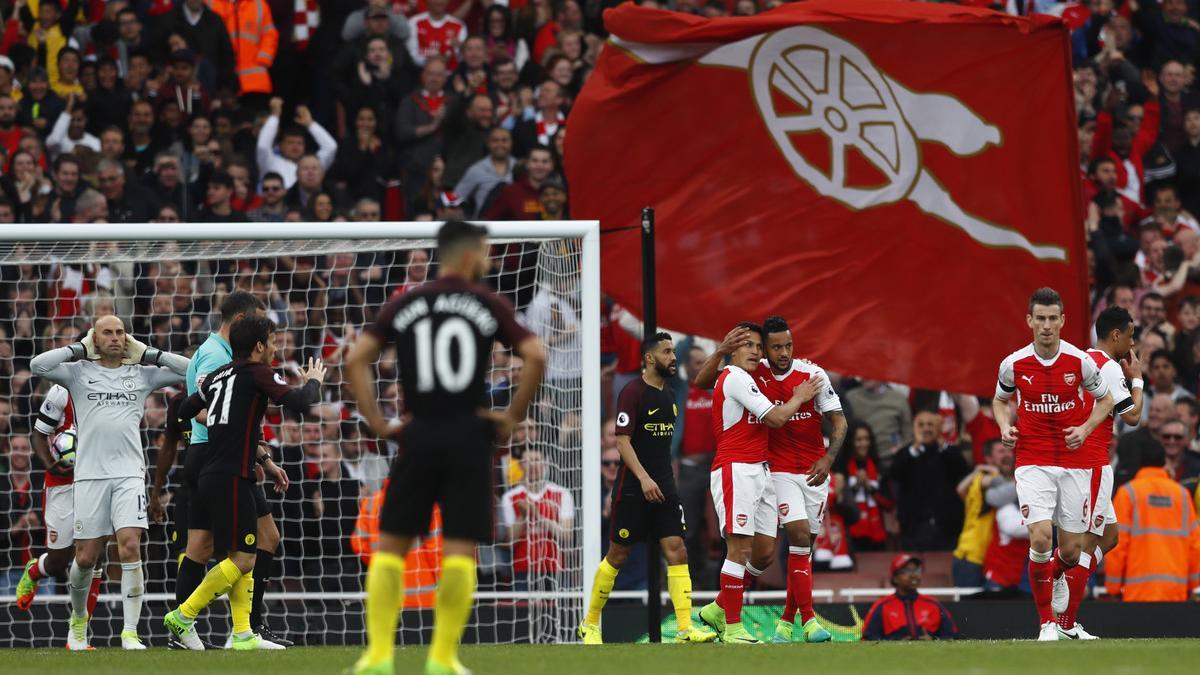 El Arsenal celebra el gol de Walcott