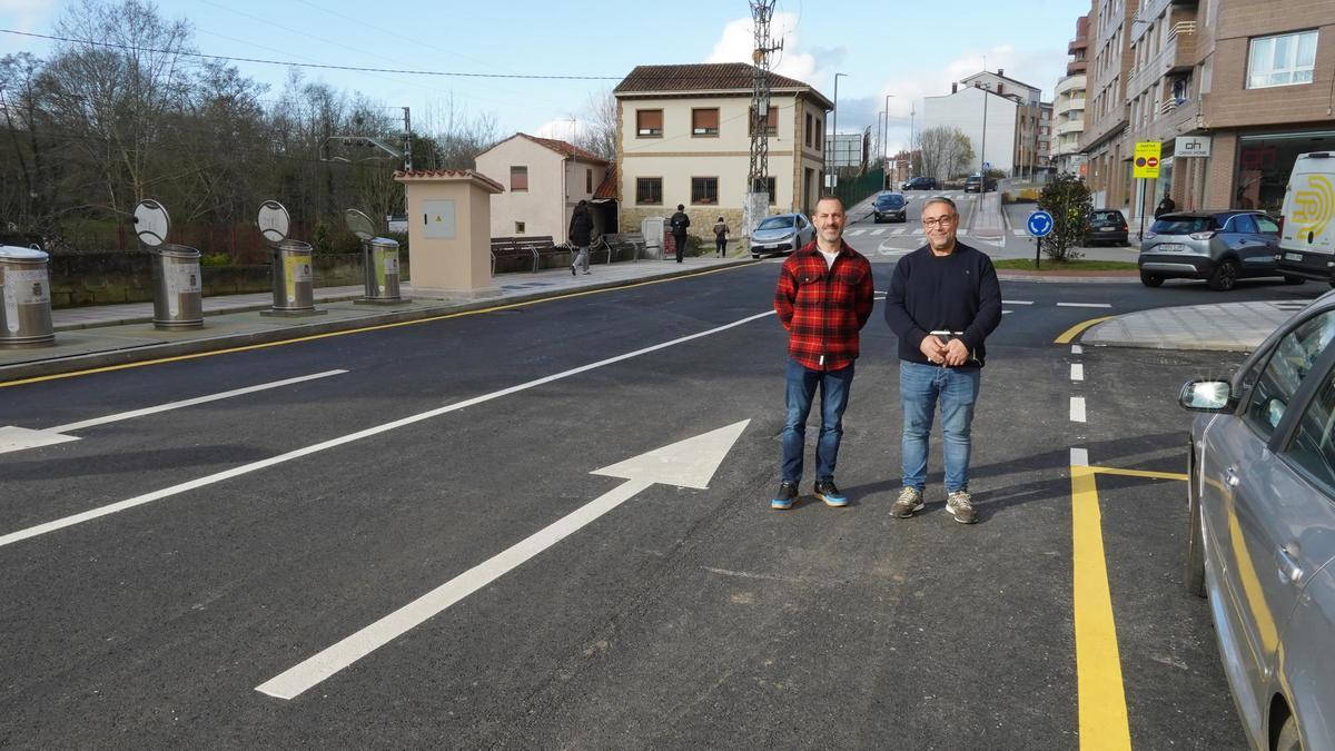 Ángel García y Pergentino Martínez, enla zona de la Pola donde se ha llevado a caboo la actuación.