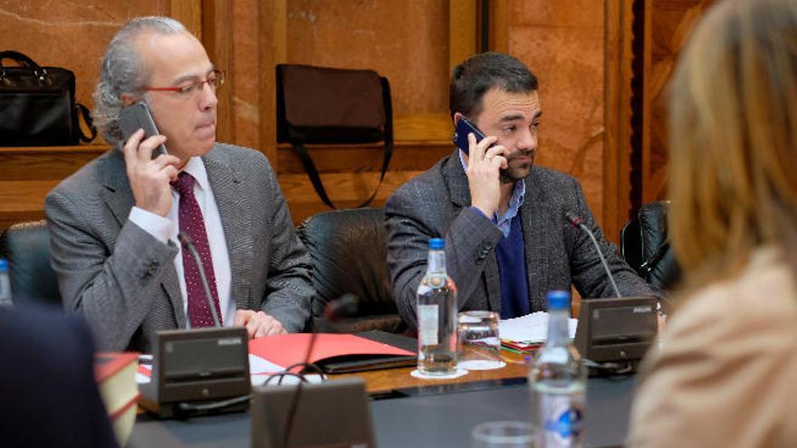 Jesús Morera y Aarón Afonso, ayer, durante el Consejo de Gobierno.