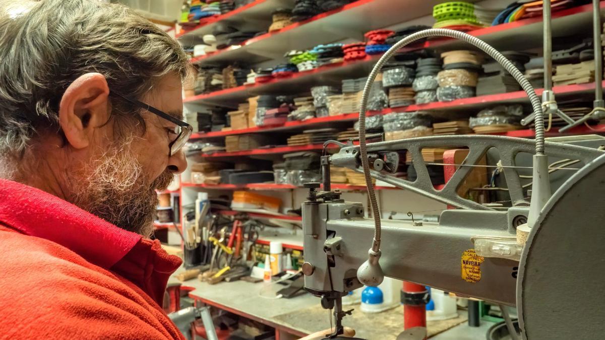 Luis Robredo, en su tienda de Mieres, el mismo día de su jubilación.