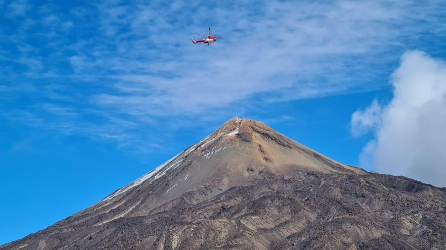 Intervención del helicóptero del GES para rescatar a la mujer