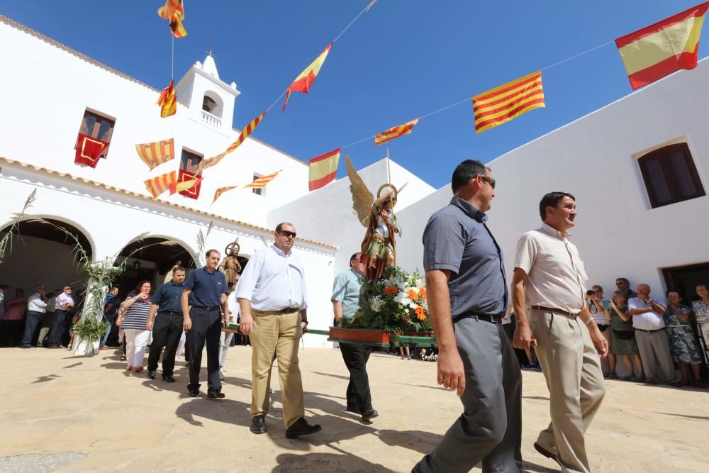 El calor de septiembre hace sudar la gota gorda a ''balladors'', público y a los participantes en la procesión