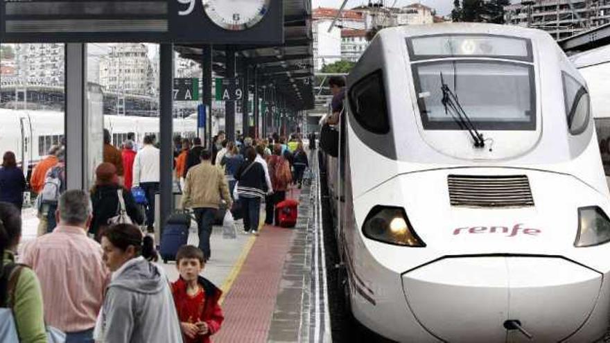 El tren Alvia &quot;híbrido&quot; Vigo-Madrid el día de su estreno, el 17 de junio del año pasado.  // J. de Arcos