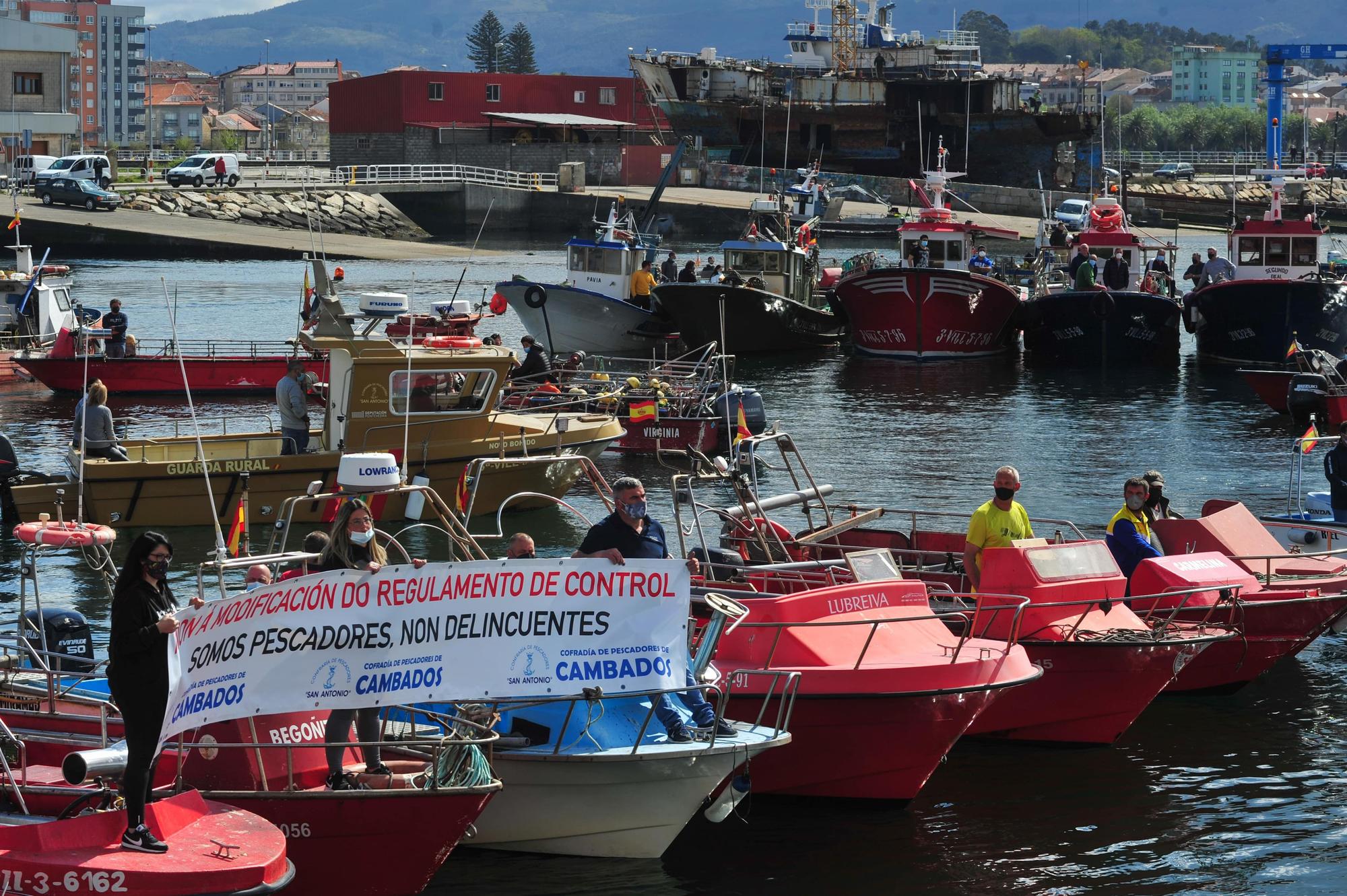 La protesta desarrollada por la flota de Cambados contra el reglamento de la UE, ayer.    Iñaki Abella (2)-min.jpg