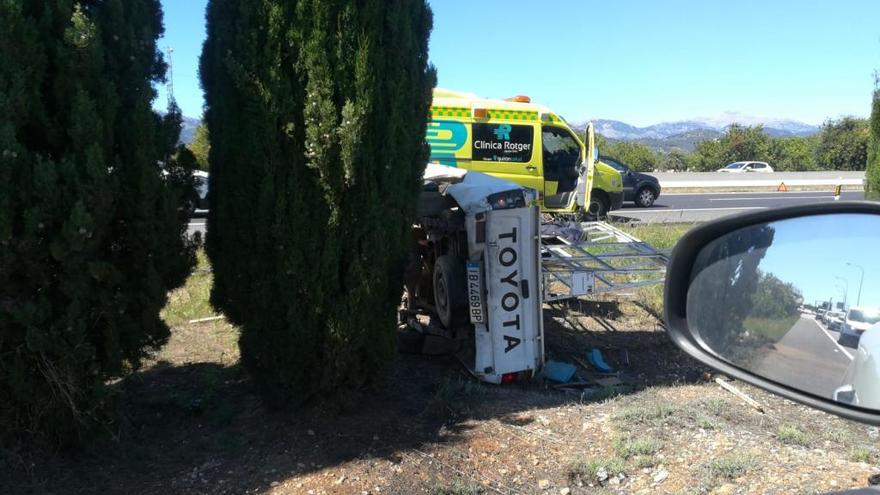 Un grave accidente provoca retenciones en la autopista de Inca