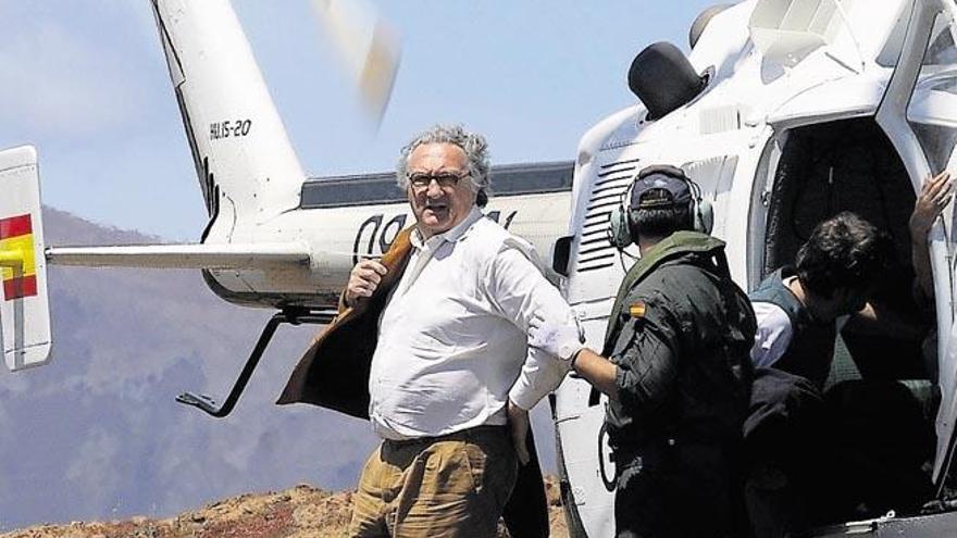 Francisco Rodríguez Batllori al llegar a Lanzarote cuando fue trasladado en helicóptero por la Guardia Civil desde Gran Canaria tras ser detenido.