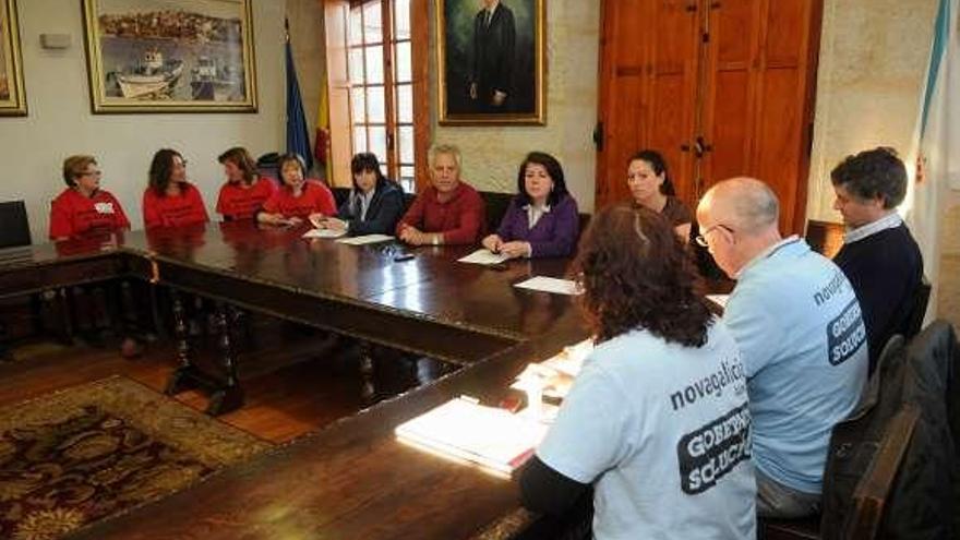 Un momento de la reunión de ayer en el salón de plenos.  // G. Santos