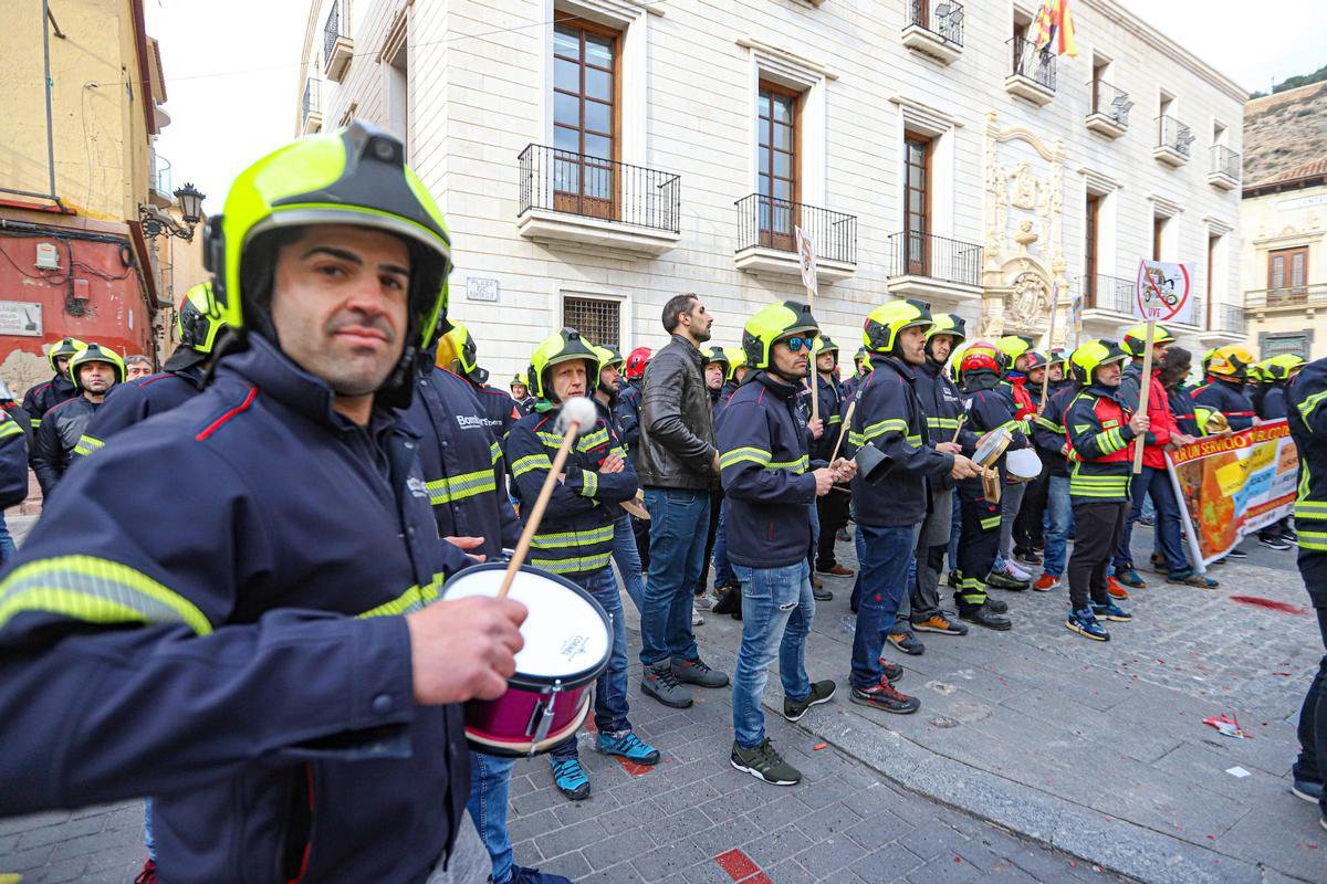Protesta de los bomberos ante el pleno del Consell contra la Unidad ...