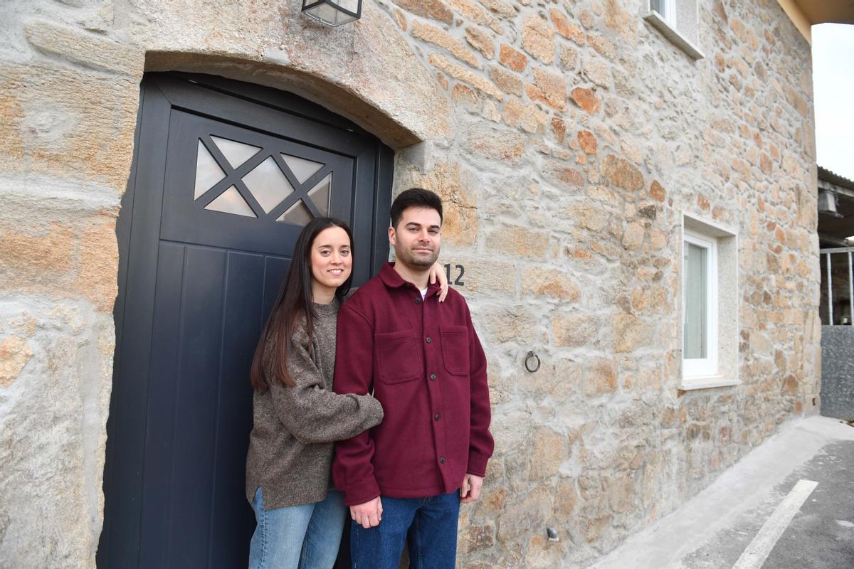 Aída y David delante de la puerta de su casa