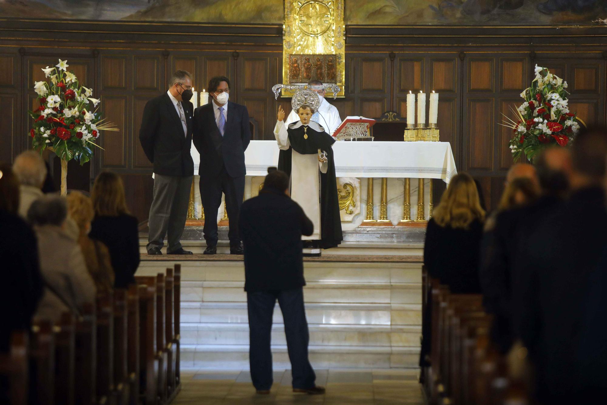 San Vicente Ferrer del Altar del Pilar sale a la puerta de la iglesia.