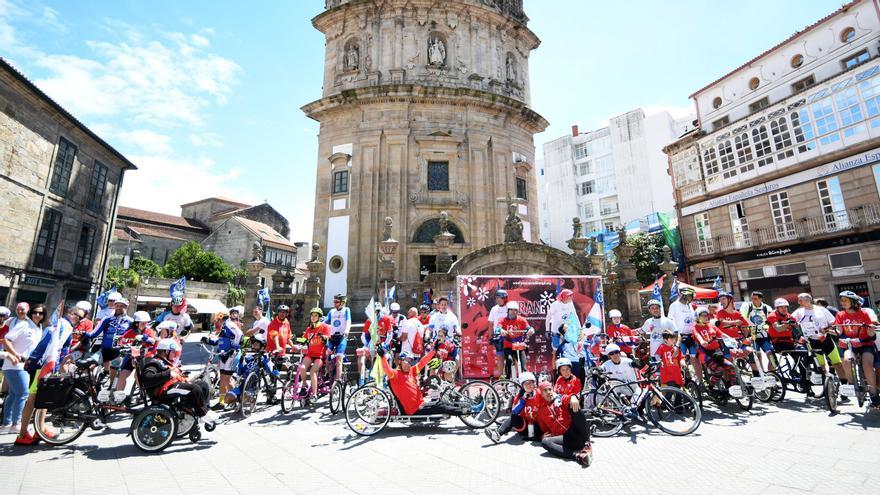 Fotografía de familia del grupo de ciclistas que pedalearon con Discamino y Rodando.