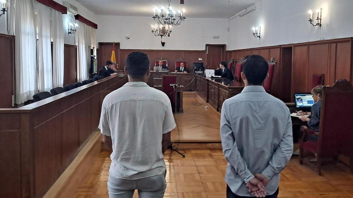 Los dos condenados, de pie, durante el juicio en la Audiencia Provincial de Badajoz.