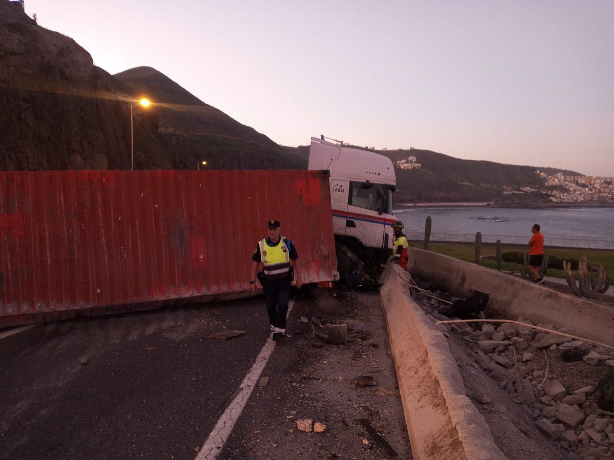 Accidente de un camión en la GC-1