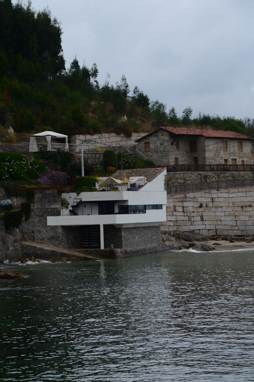 Zara se embarca en la "casa barco" de A Roiba