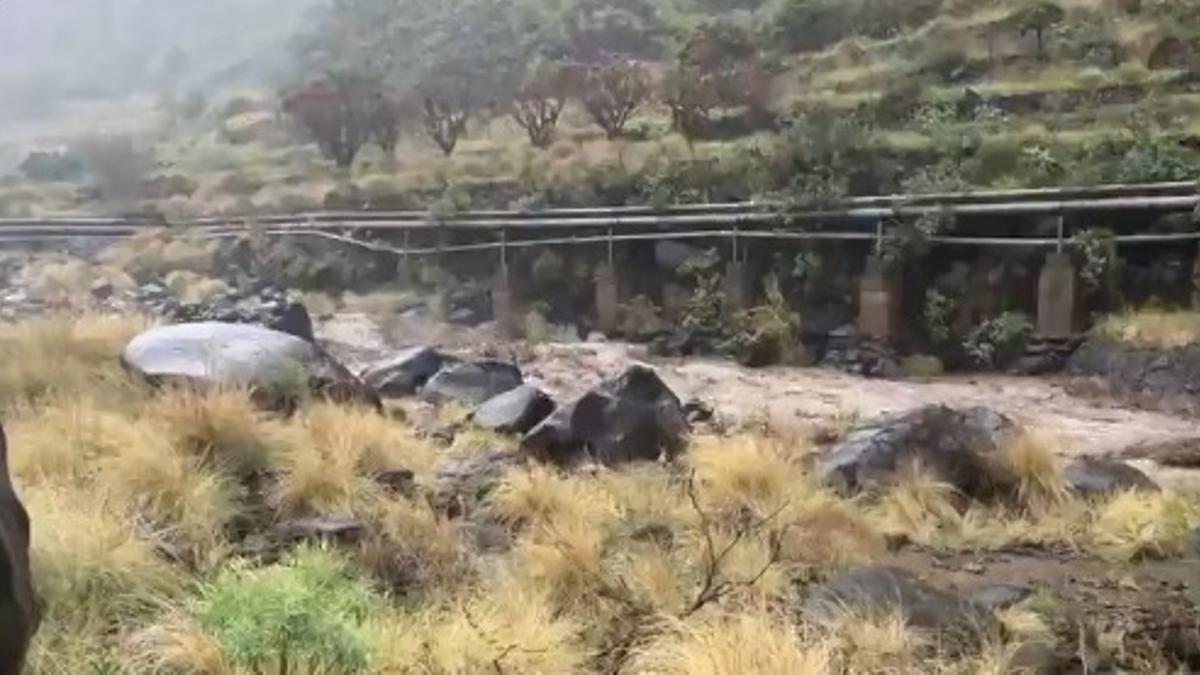 El agua corre por uno de los barrancos de La Palma este 1 de enero.