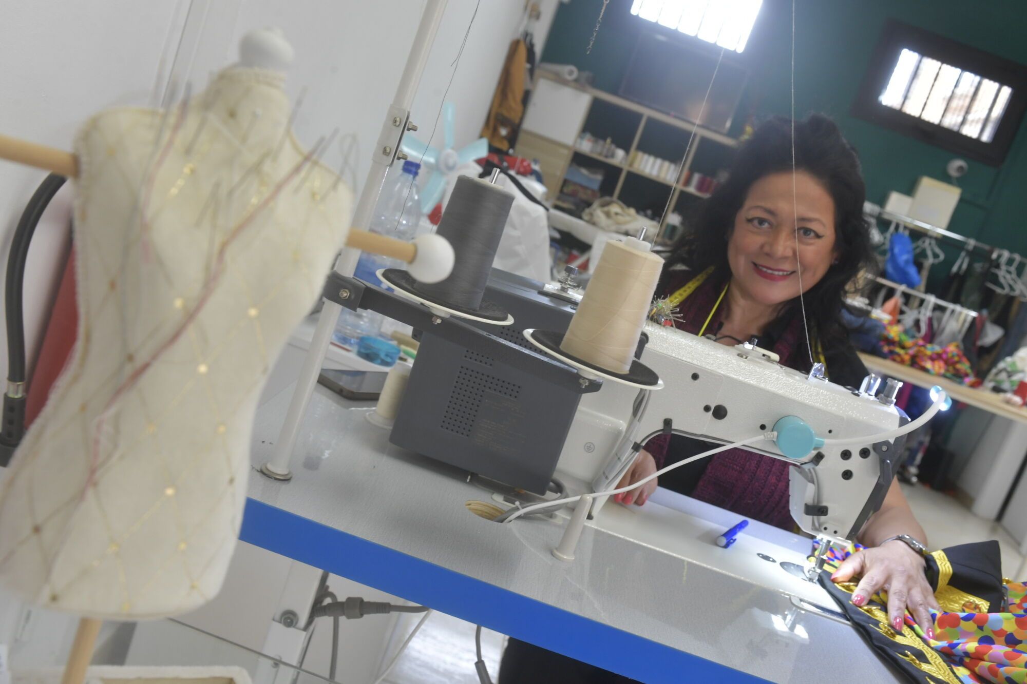 Confección de disfraces en el taller de costura Kallpa y puntos