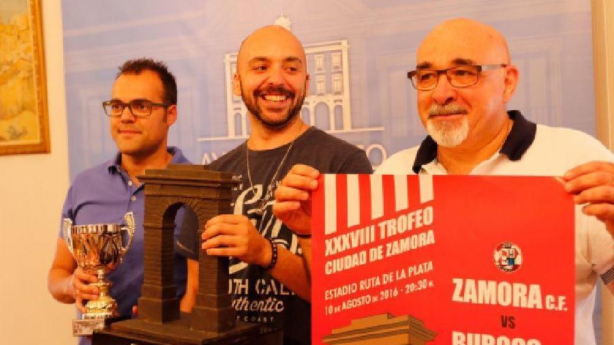 Juanjo Riesco, Manuel Alesander Alonso y Manuel García posan con los trofeos y el cartel del evento