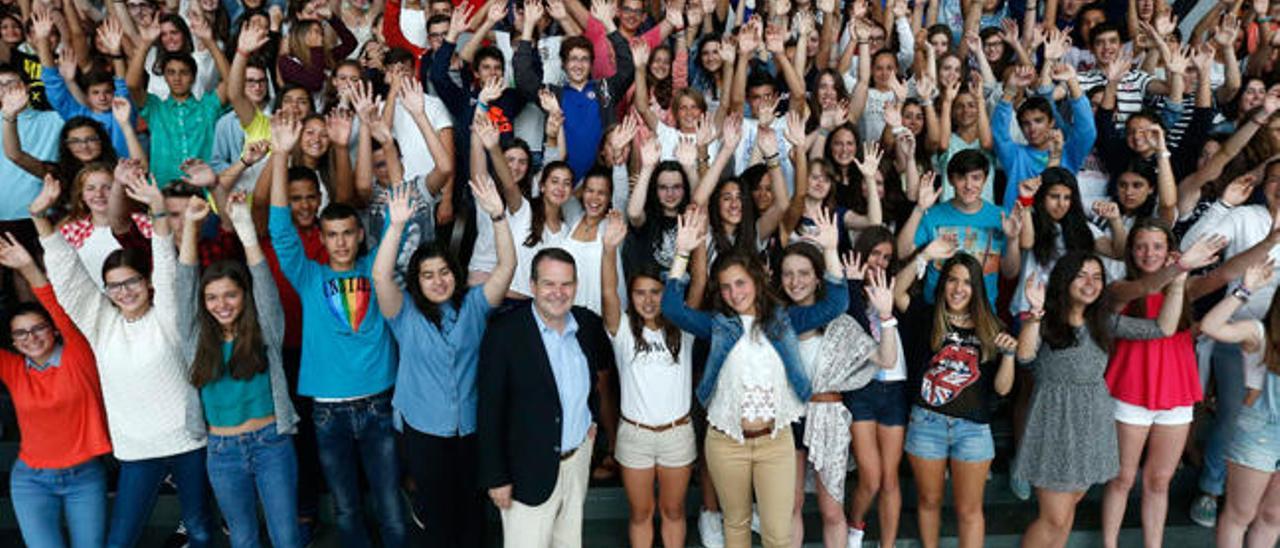 Caballero, en junio, con los alumnos que viajarán a Inglaterra e Irlanda. // FdV