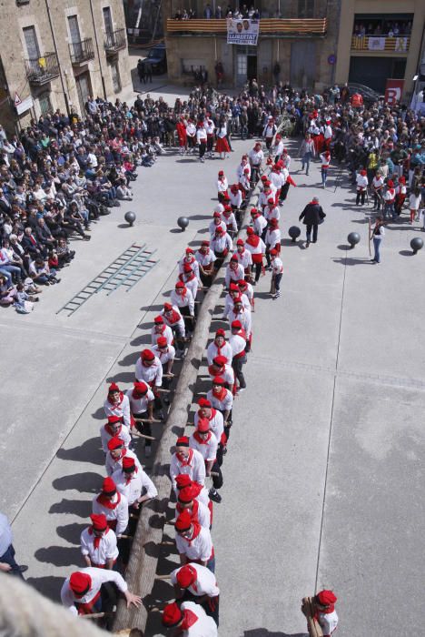 Cornellà del Terri celebra la plantada de l'Arbre i el Ball del Cornut