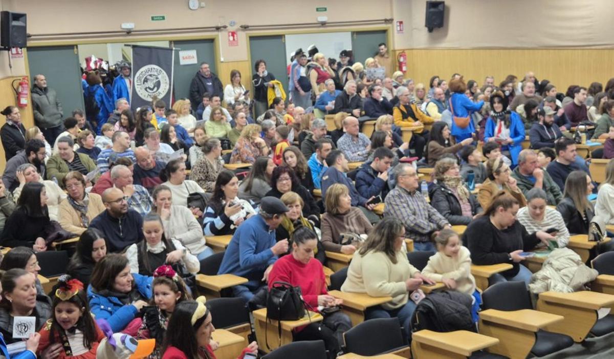 Lleno en el salón de actos de As Barxas para las actuaciones. | FDV