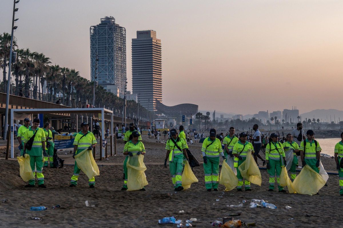 Limpieza de las playas de Barcelona tras la verbena de Sant Joan 2025