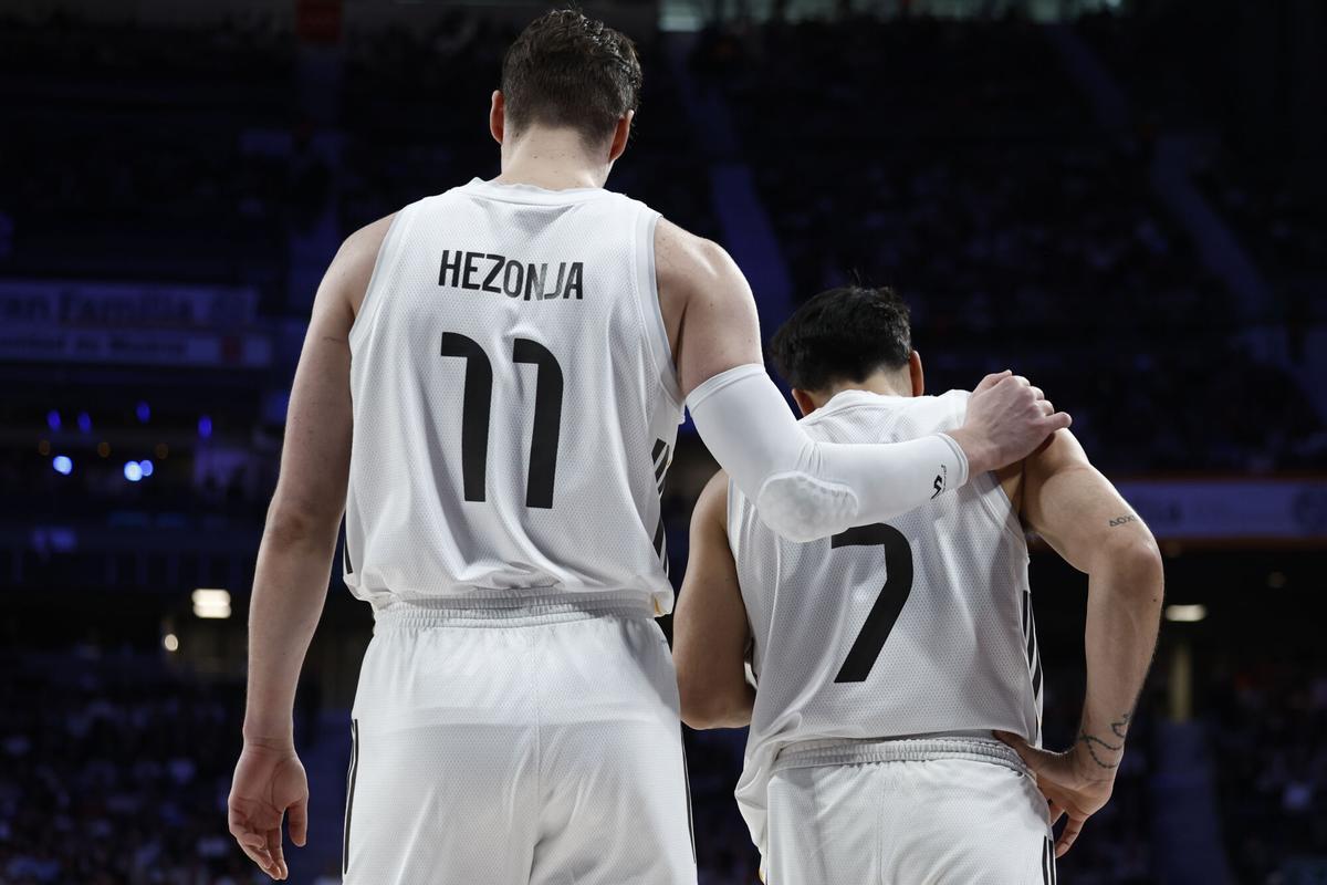 Mario Hezonja y Facundo Campazzo, cabizabajos tras la derrota del equipo ante el Barça .