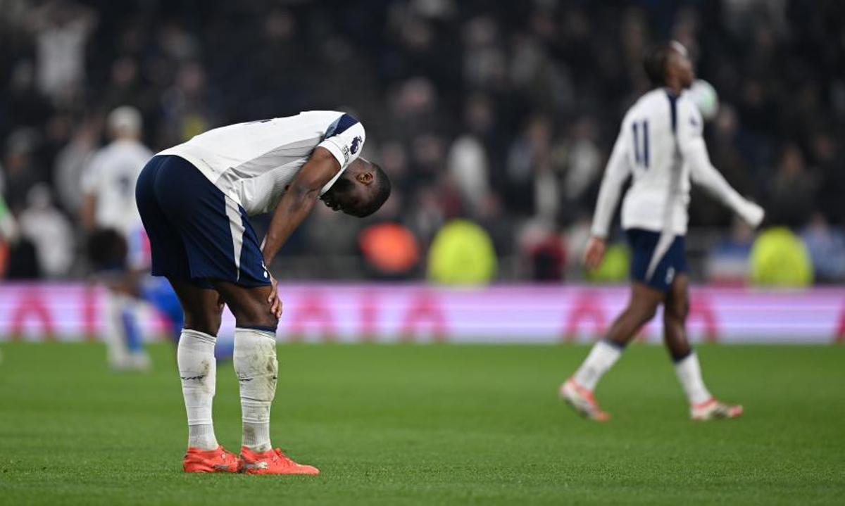 Kevin Danso se muestra frustrado al finalizar el partido que acabó en derrota para el Tottenham y lo pone en mira del descenso
