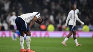 Kevin Danso se muestra frustrado al finalizar el partido que acabó en derrota para el Tottenham y lo pone en mira del descenso