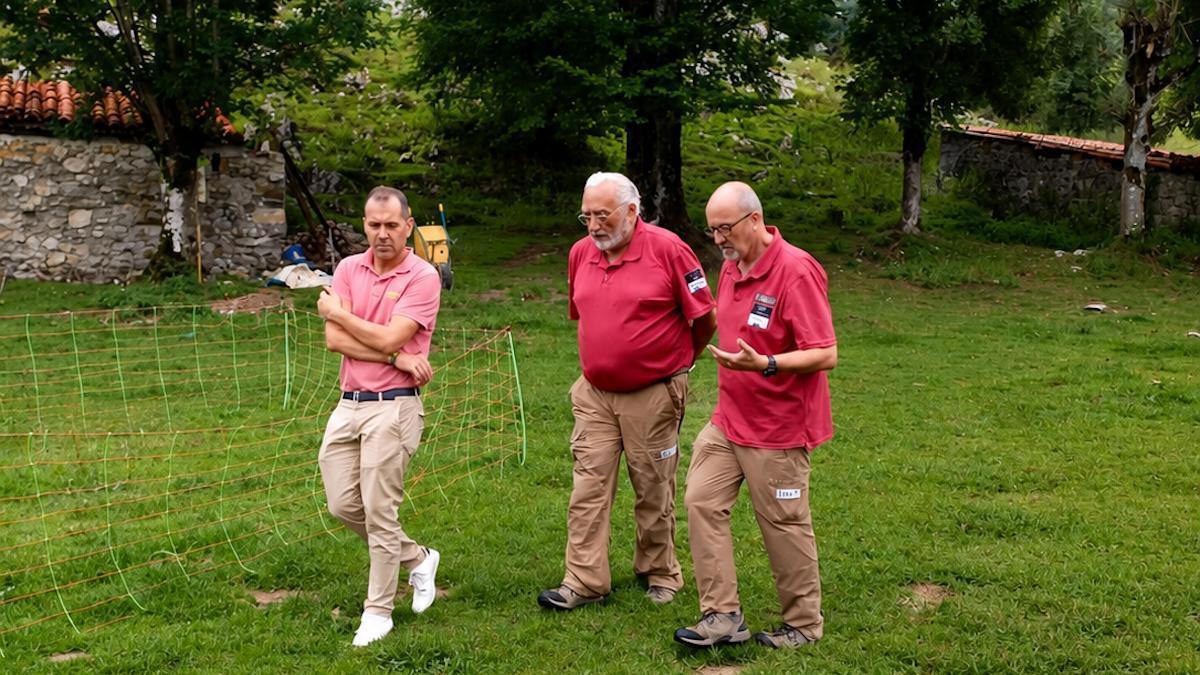 Por la izquierda, el alcalde de Cangas de Onís, José Manuel González Castro; el codirector del parque nacional de los Picos de Europa, Rodrigo Suárez Robledano; y el guarda mayor del espacio protegido, José Luis Mosquera, en la majada de Gumartini.