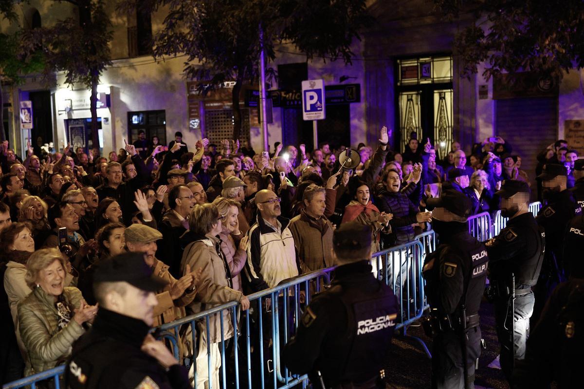 Nueva manifestación contra la amnistía en la sede del PSOE