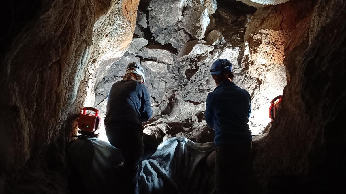 El equipo de arqueólogos y antropólogos que trabaja desde hace 4 años en el entorno natural de la Crebà-cova dels Aragonesos de Atzeneta ha descubierto una nueva cavidad sepulcral con restos humanos y restos neolíticos en la Cueva de la Crebada.