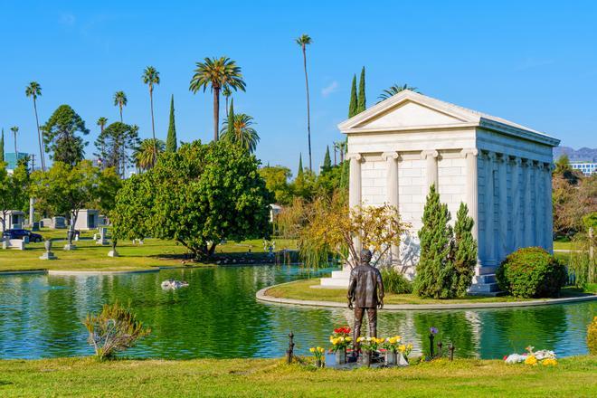 Hollywood Forever Cementery Lago