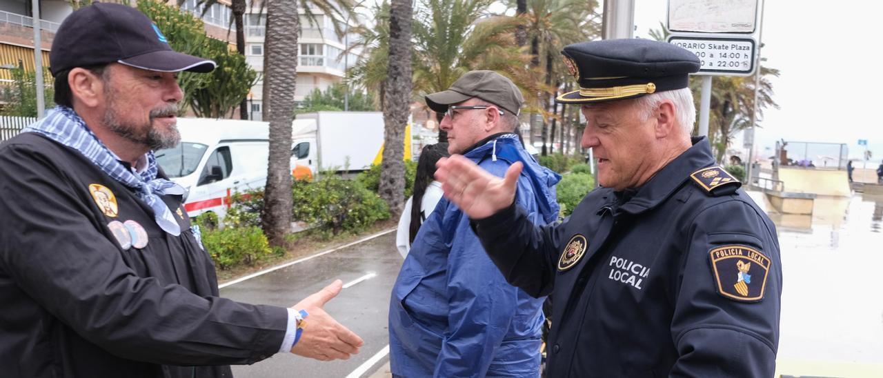 El alcalde, Luis Barcala, y el jefe de la Policía Local, José María Conesa, se saludan el día de Santa Faz