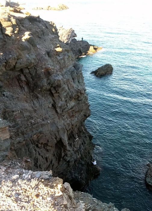 Un guardia civil salva la vida a una mujer que cayó por un acantilado de Cabo de Palos