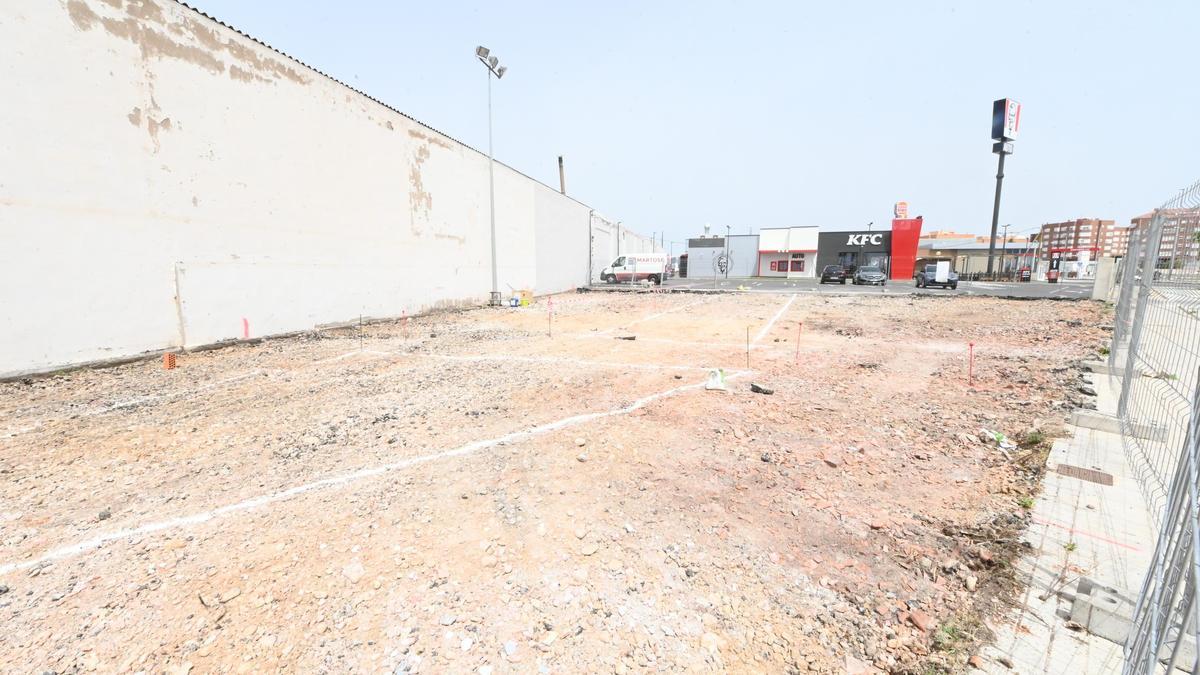 Foto del solar que albergará la nueva estación de servicio, al lado del KFC, el Burger King o el Popeyes.