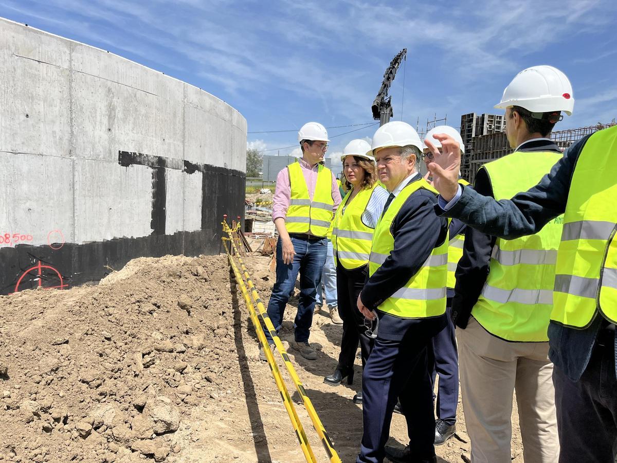 Las autoridades, en su visita a las obras de la depuradora de Pozoblanco.