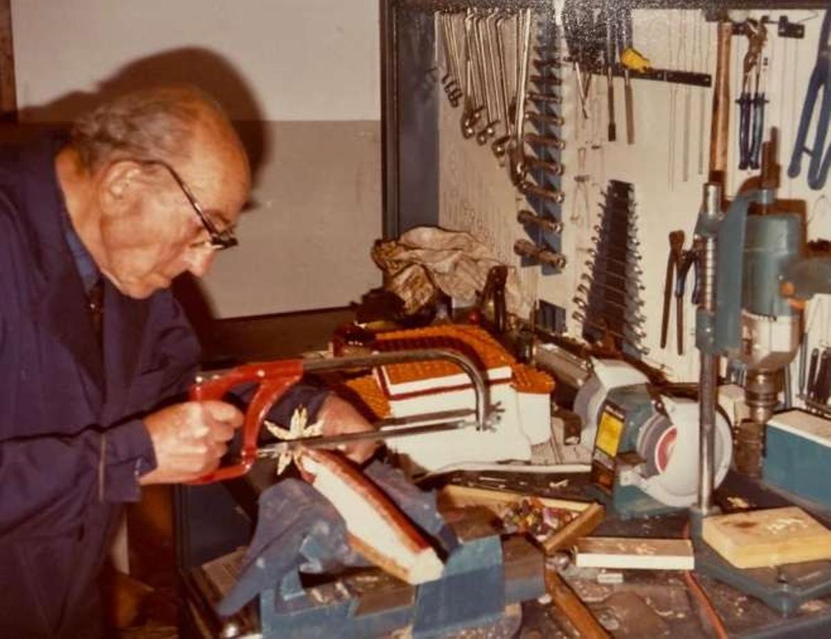 Isidre Julià treballant en el seu taller.