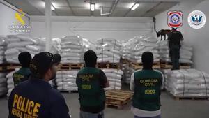 La Guardia Civil interviene 4 toneladas de cocaína entre sacos de arroz en el puerto de Barcelona.