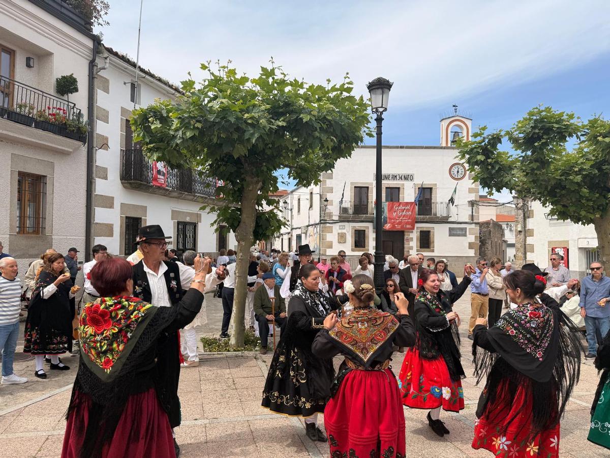 Bailes tradicionales en el homenaje.