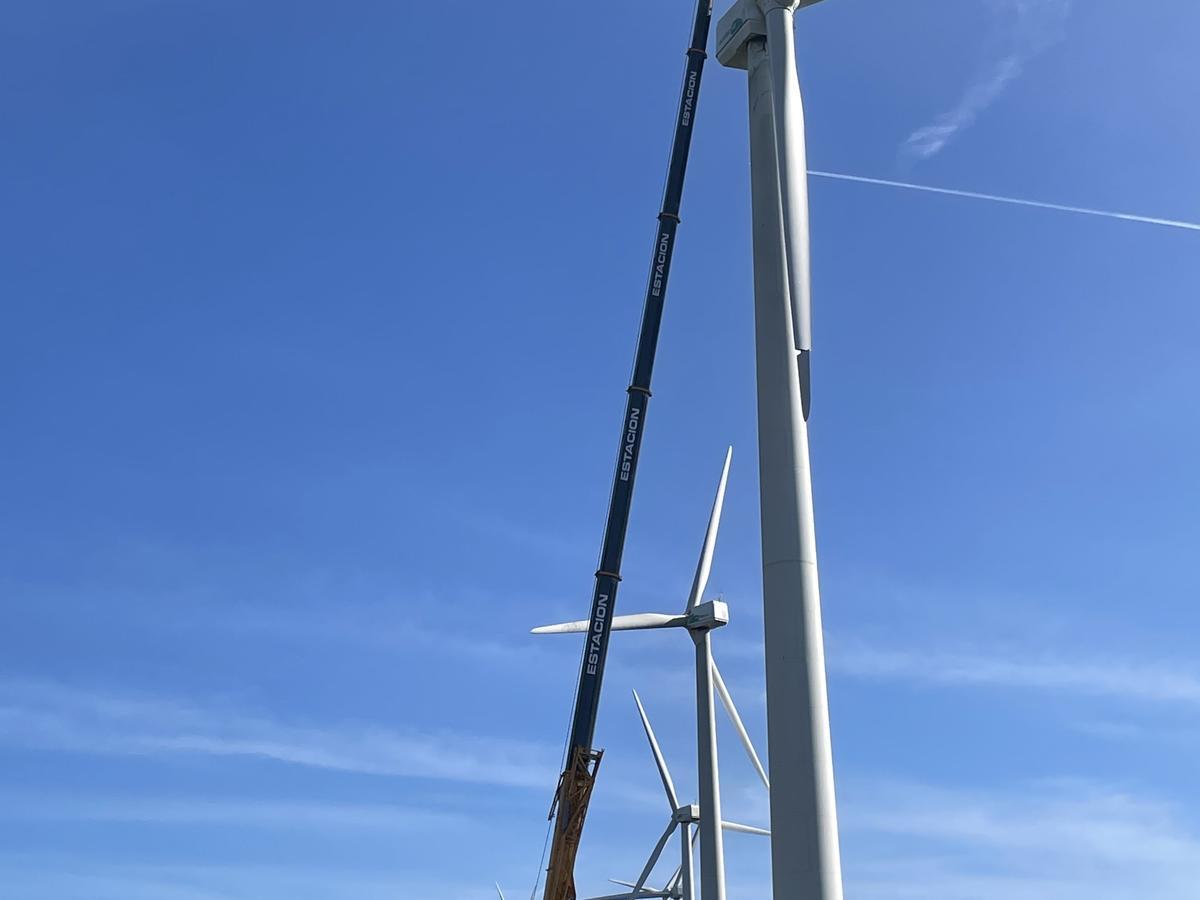 Un aerogenerador es desmantelado para su posterior reciclaje.