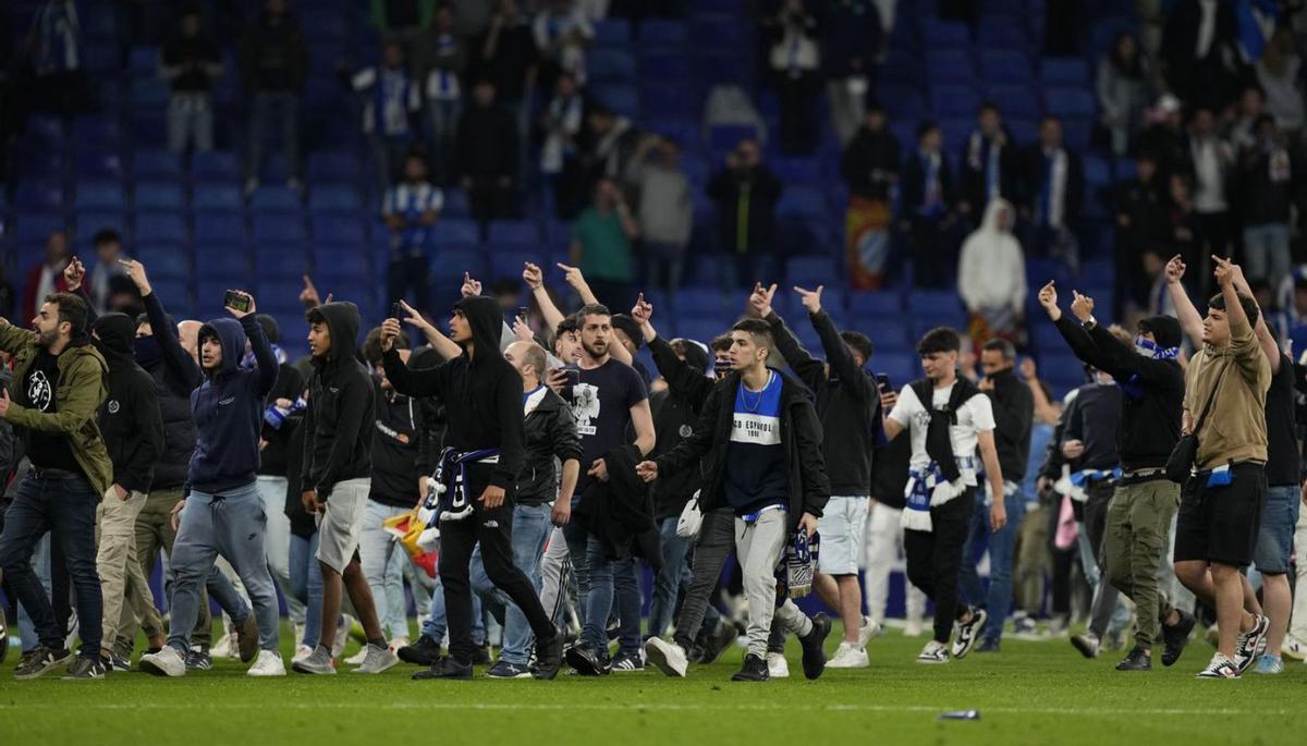 Los ultras del Espanyol, durante su invasión de campo. |  // EFE