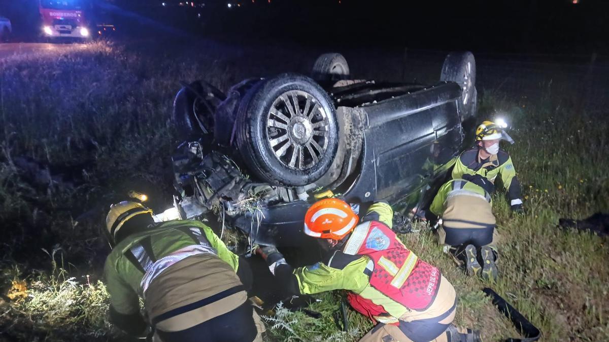 Efectivos de rescate trabajan en uno de los dos vehículos siniestrados en el accidente en la Ex-102 cerca de Abertura, el pasado lunes.