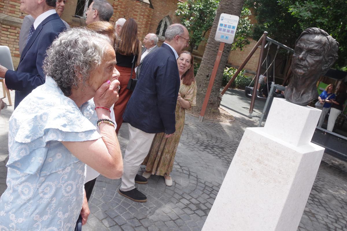 El Ayuntamiento instala un monumento en los jardines del Hospital Noble en reconocimiento al pintor Félix Revello de Toro