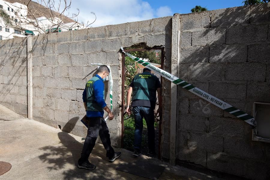 Agentes de la Guardia Civil, ante la vivienda de Las Palmas en la que se ha cometido uno de los crímenes.