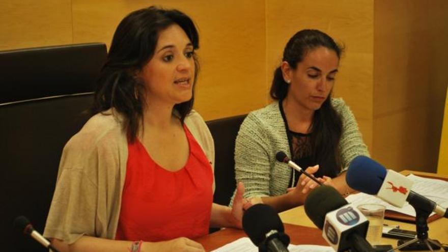 La presidenta de la Mancomunidad, Margarita del Cid, en rueda de prensa junto a la delegada de Medio Ambiente de la Mancomunidad, Carmen Márquez.