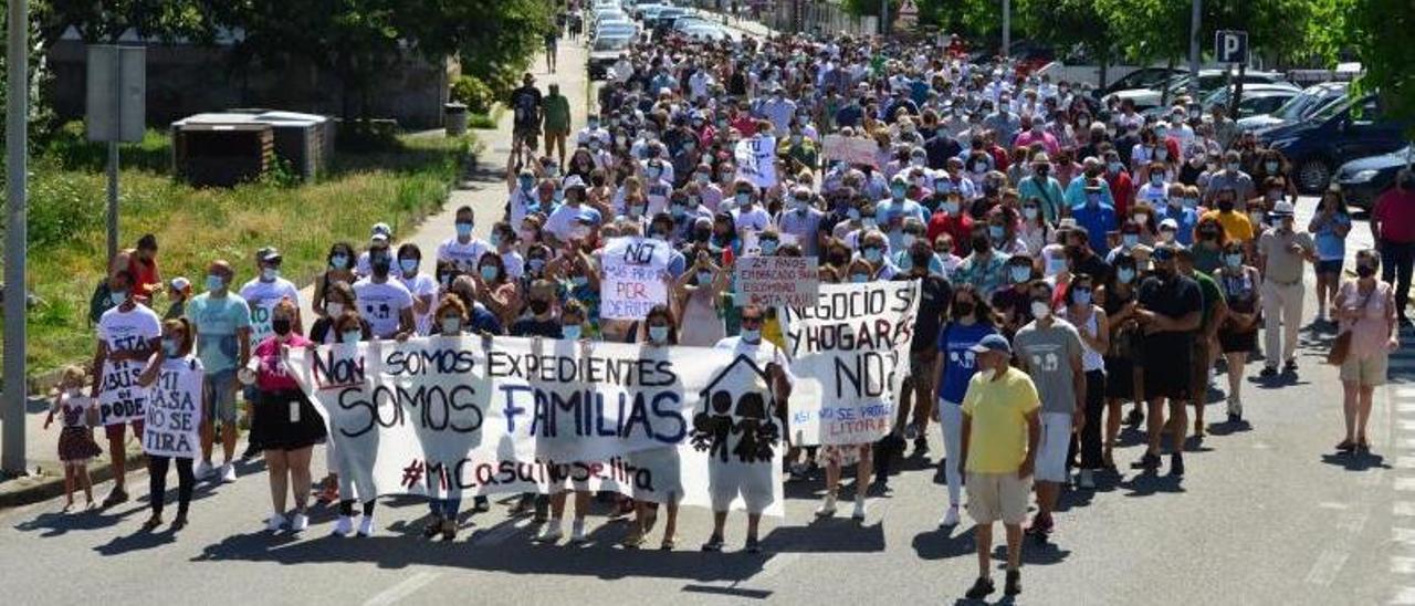 Las personas participantes en la manifestación, a su paso por la Avenida de Ourense en Rodeira.   | // G.N.