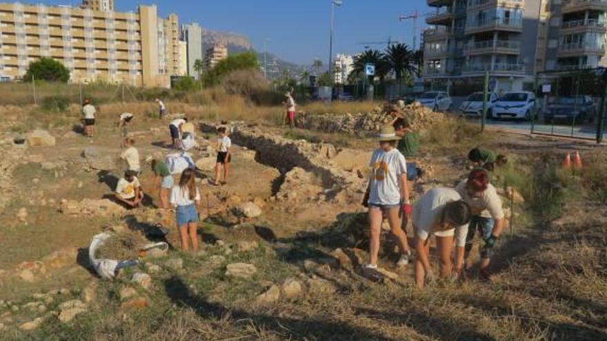 Jóvenes de Serbia, Turquía o Rusia desbrozan Banys de la Reina